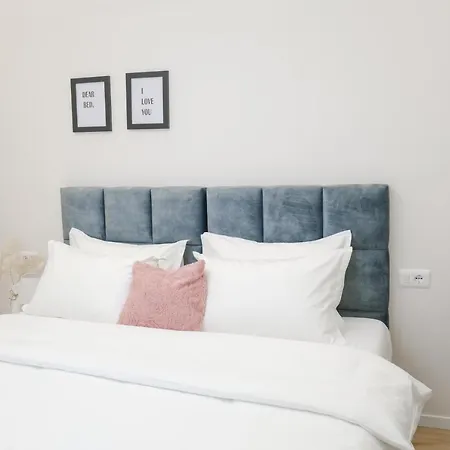 Lindi's 3 3 * 地拉那