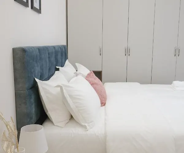 Lindi's 3 3 Apartament Tirana